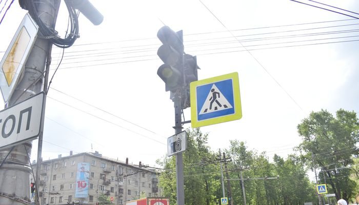 Светофор на перекрестке Московской и Октябрьского проспекта мог уценить машину?  