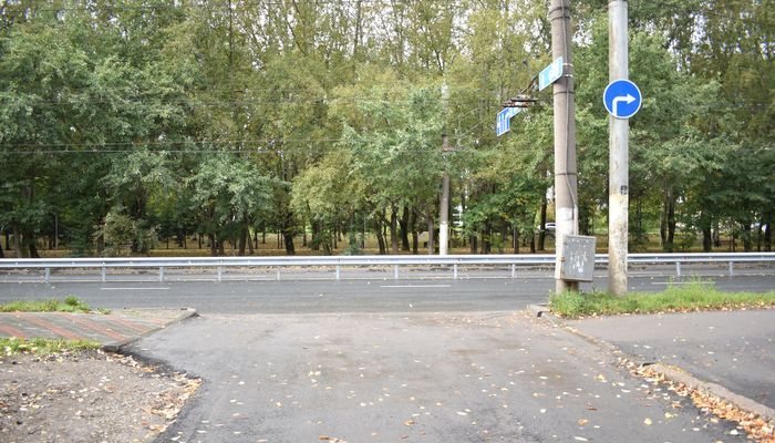 В Кирове ещё на одном участке дороги устанавливают отбойные ограждения