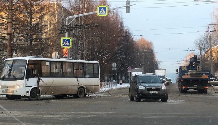В Кирове автовышка в час пик «разнесла» троллейбусные линии 