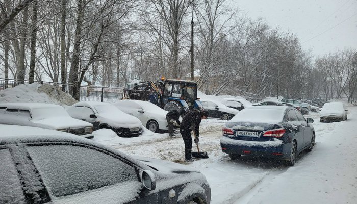Россиянам объяснили, как правильно откапывать машину из сугроба