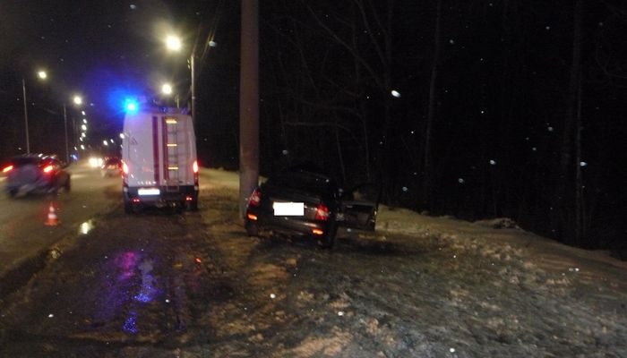 В Кирове молодой водитель на «Приоре» врезался в столб