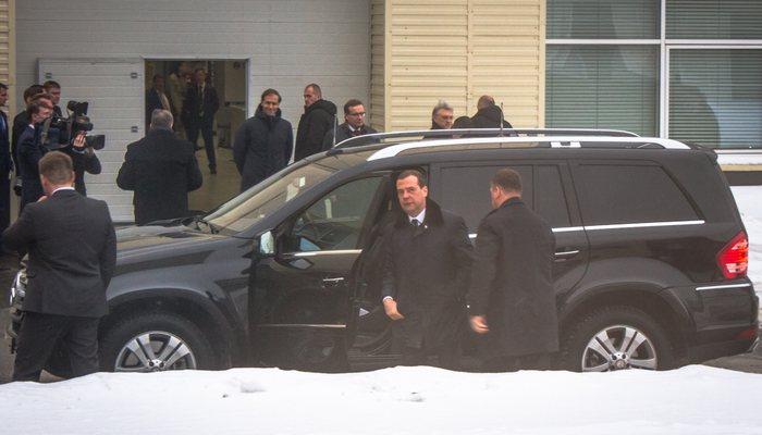 Дмитрий Медведев в Кирове сам сел за руль Mercedes