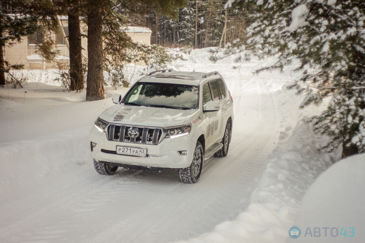 Тест драйвы прадо. Toyota Prado 2021 по снегу. Прадо тест драйв снег. Белый Прадо в лесу зима.