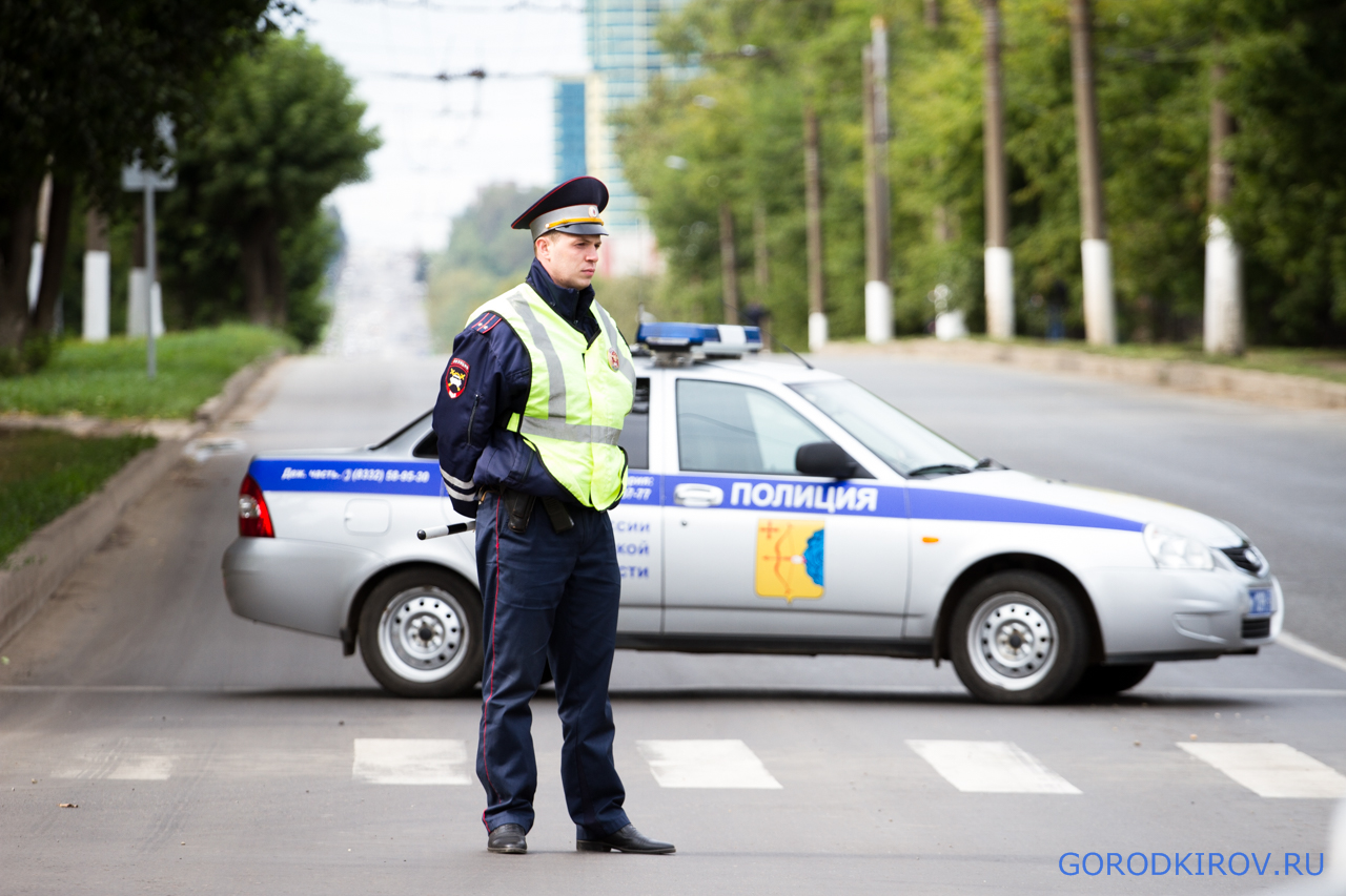 Полиция на улице. Полицейский автомобиль на дороге. ДПС перекрыли дорогу. Милиция на дороге. Машина ДПС на дороге.