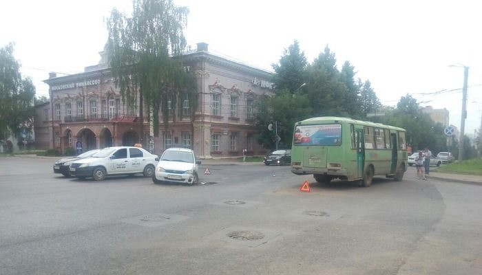 В выходные на улице Ленина произошло массовое ДТП: один человек госпитализирован