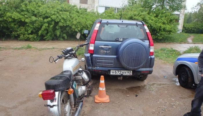 Пьяный бесправник на мотоцикле не поделил дорогу с припаркованным автомобилем