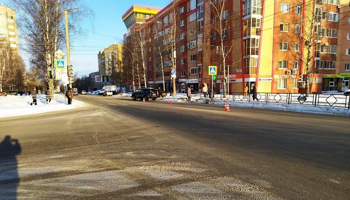 В Кирове пенсионерка попала под колеса «Нивы»: женщину госпитализировали