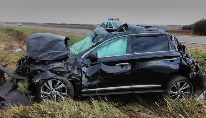 Груда металла и погибшая пассажирка: в Кировской области кроссовер улетел в кювет