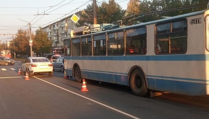 В Кирове троллейбус «наехал» на два авто: пенсионерка получила травмы