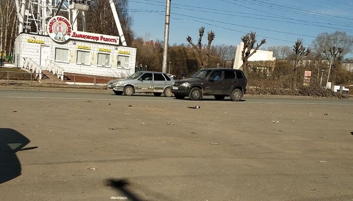 Машин и людей на дорогах Кирова стало меньше, а грязи и мусора – нет