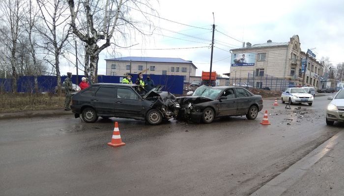 В Кирове пьяный бесправник на Audi устроил ДТП на «встречке» с пострадавшими