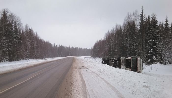В Кировской области фура улетела за пределы проезжей части