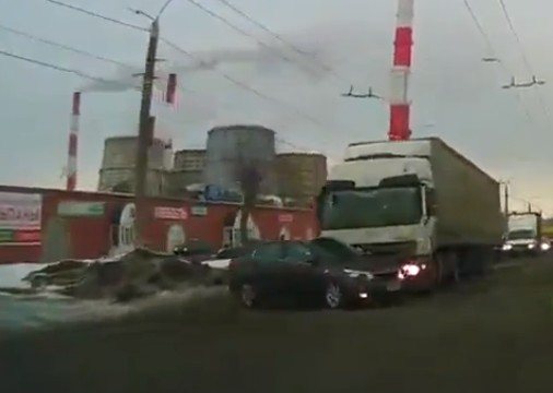 ДТП на Луганской: Kia заскочила под фуру