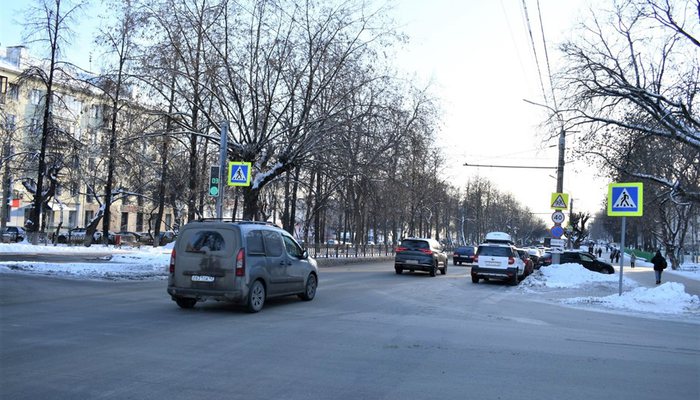 Водителя из Курска лишили прав за то, что он пьяный толкал свой автомобиль