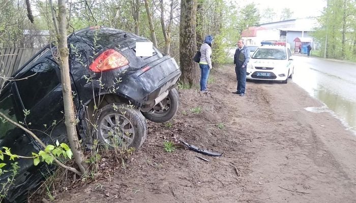 В Лянгасово «Шкода» врезалась в машину и в дерево: пассажирка погибла