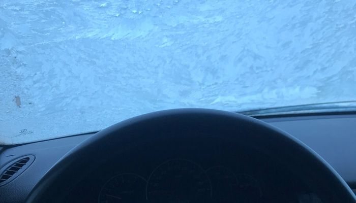 Первые заморозки: лобовые стекла в наледи, автомобилисты делятся впечатлениями и фото