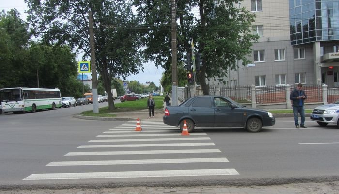 В Кирове мужчина на «Приоре» сбил женщину прямо на «пешеходнике»