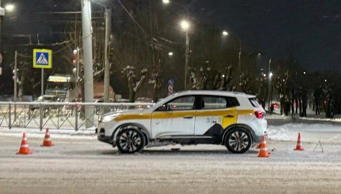 В Кирове на Воровского 16-летняя девушка оказалась под колесами такси