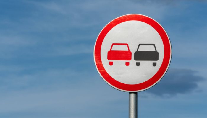 Как правильно читать знак "Обгон запрещён" и когда заканчивается зона его действия: важные детали ПДД