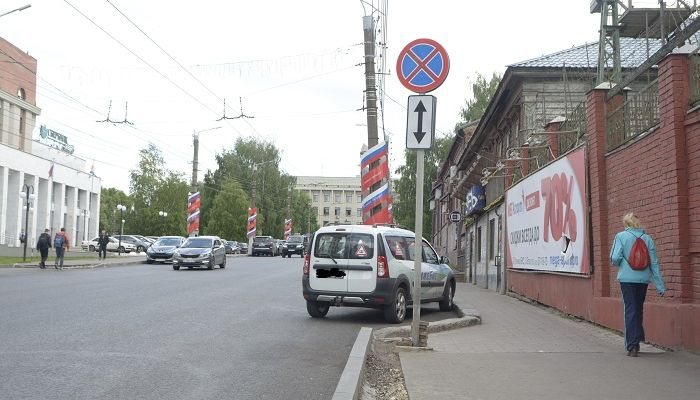 В Кирове дорожный знак и «парковочный карман» сбивают водителей с толку