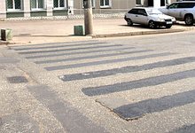 Дорожная разметка: сначала красим белой краской, а сверху чёрной