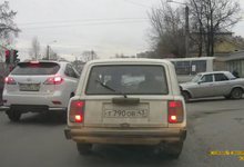 На улице Ленина Lexus проехал на «красный». [Видео]