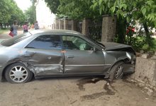#ДТП43: Автомобиль выскочил на тротуар и врезался в забор