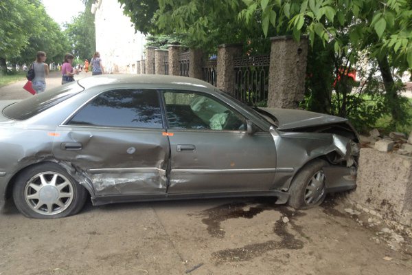 #ДТП43: Автомобиль выскочил на тротуар и врезался в забор
