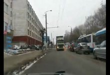 Объезжая пробку по «встречке», легковушка чуть не врезалась в фуру