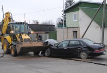 Водитель «Фольксвагена» уснул за рулем и въехал в трактор