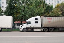 Фуры на обочине. Чиновники не знают, как очистить от них город