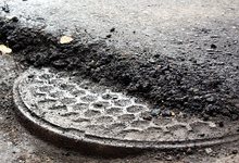 Колодезные люки на дорогах: закатать, найти, раскопать и вновь закатать...