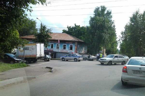 На перекрестке Свободы-Воровского полицейский на «Ладе Гранте» врезался в ВАЗ 