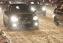 Киров заметает: пешеходы и автомобилисты «тонут» в снегу