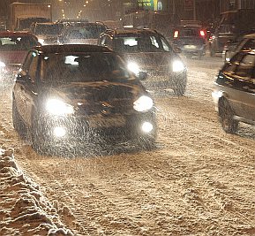 Киров заметает: пешеходы и автомобилисты «тонут» в снегу