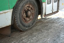Ледяные дороги: автобусы проскальзывают, машины тормозят с трудом
