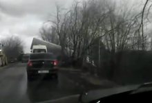 Фура опрокинулась в кювет, нависнув над дорогой в Чистых Прудах