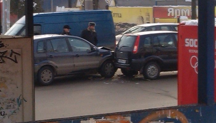 На Комсомольской у пешеходного перехода столкнулись три автомобиля