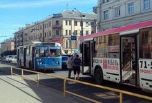 На Ленина автобус столкнулся с троллейбусом