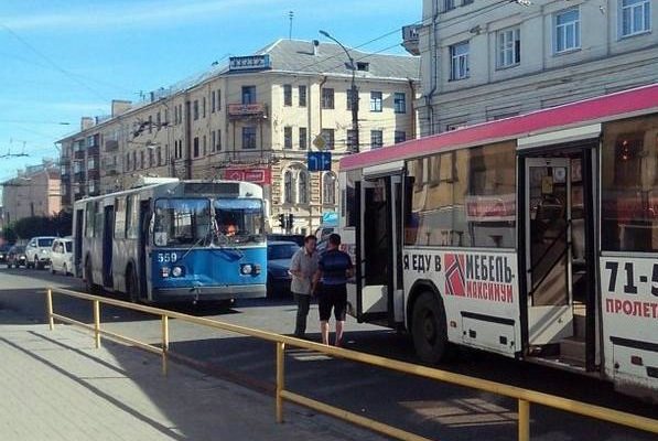На Ленина автобус столкнулся с троллейбусом
