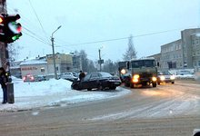 ДТП. От удара с «Маздой» «десятка» вылетела на тротуар