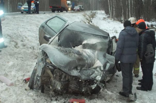 В лобовом ДТП под Котельничем погиб один человек и 8 получили травмы