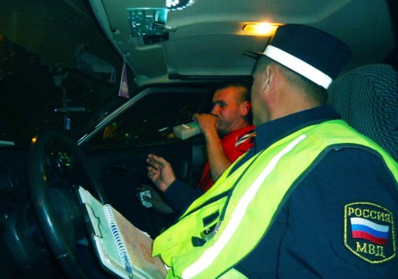 Пьяный водитель отбивался от полицейского головой