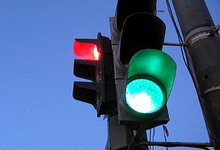 Кто регулирует перекрёстки, автоматика или блондинки?