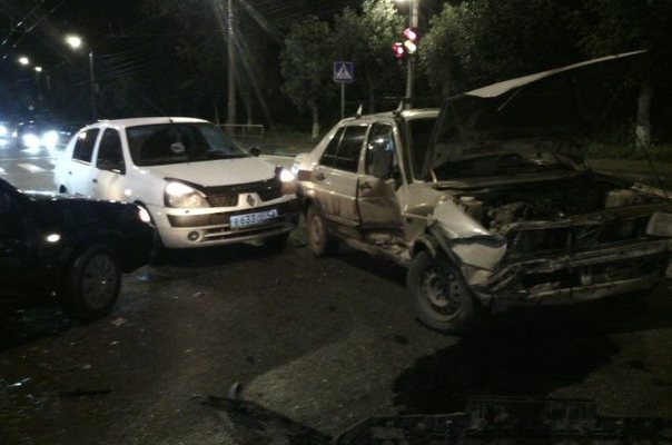 На Луганской столкнулись 3 автомобиля 