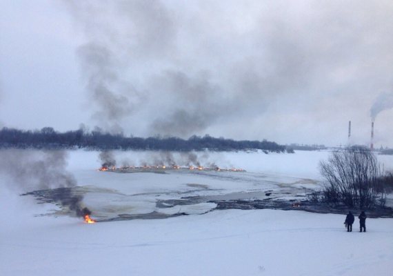 Пожарные устраняют последствия аварии на путях в Нововятске