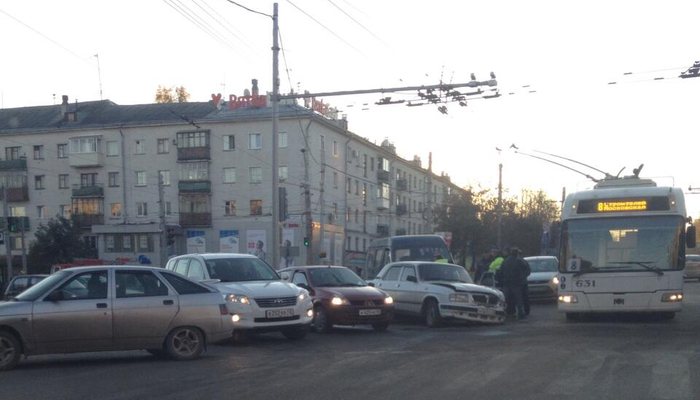 Из-за аварии затруднено движение по Октябрьскому проспекту
