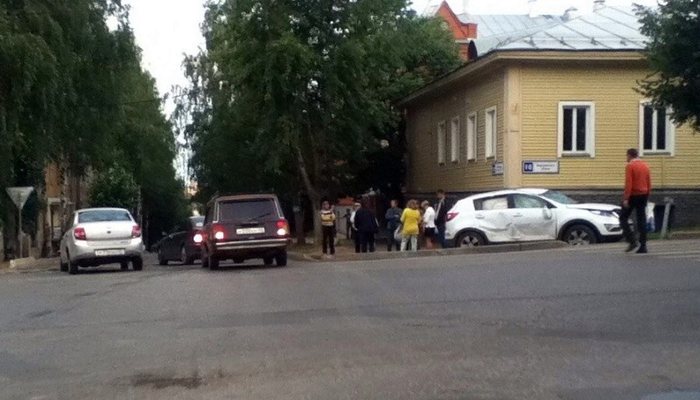 На Воровского у Центра туризма иномарка залетела на тротуар 
