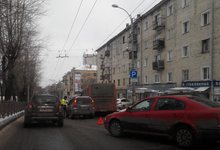 Автобус на Октябрьском проспекте снес опору освещения