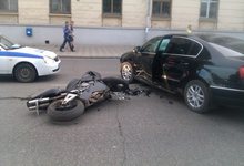 ДТП на Карла Маркса: мотоциклист на скорости врезался в «Фольксваген» 